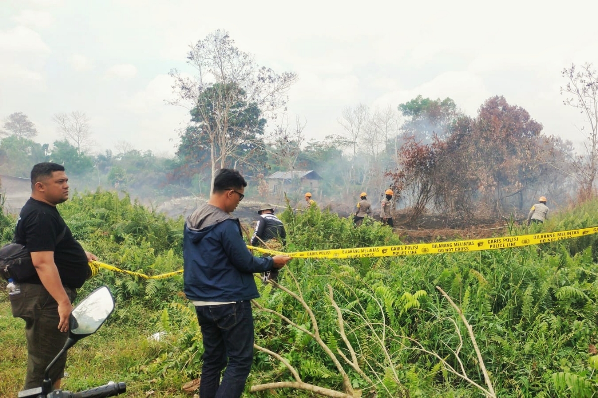 Polres Kubu Raya melalui Personel Polsek Sungai Raya memasang police line di lokasi kebakaran hutan dan lahan di Kecamatan Sungai Raya, Kamis (29/1).