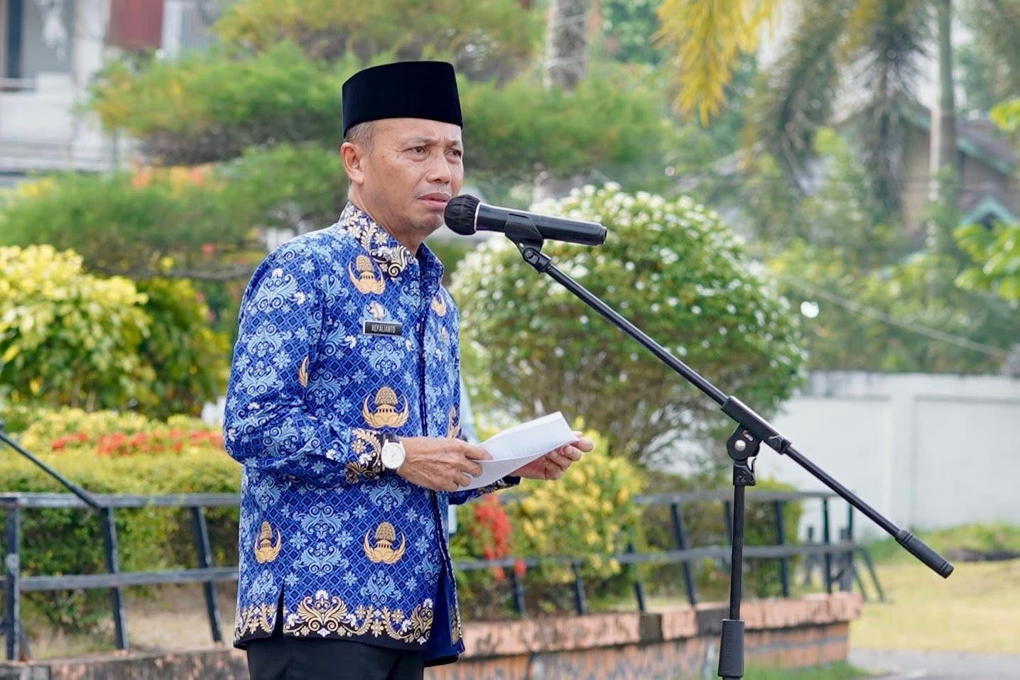 ARAHAN : Sekda Ketapang, Repalianto, memberikan arahan saat memimpin apel gabungan di halaman Kantor Bupati Ketapang, Jumat (30/1) pagi.