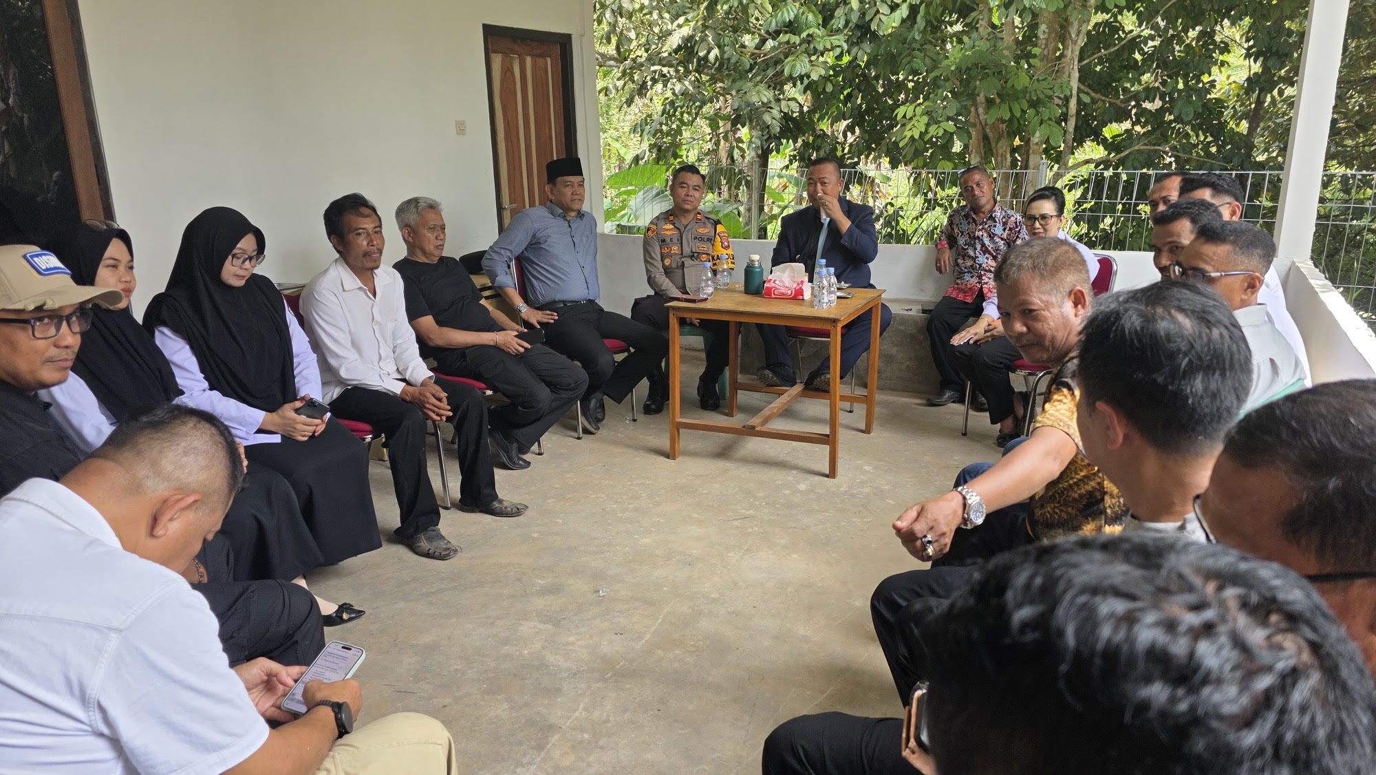 NGOPI BARENG : Bupati Ketapang, Alexander Wilyo, ngopi bareng bersama Forkopimcam dan warga Manis Mata, Rabu (28/1) lalu.