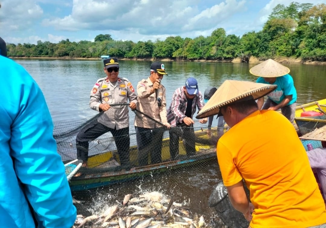 IKAN : Panen raya ikan yang dilakukan warga Desa Nanga Embaloh bersama anggota polisi.