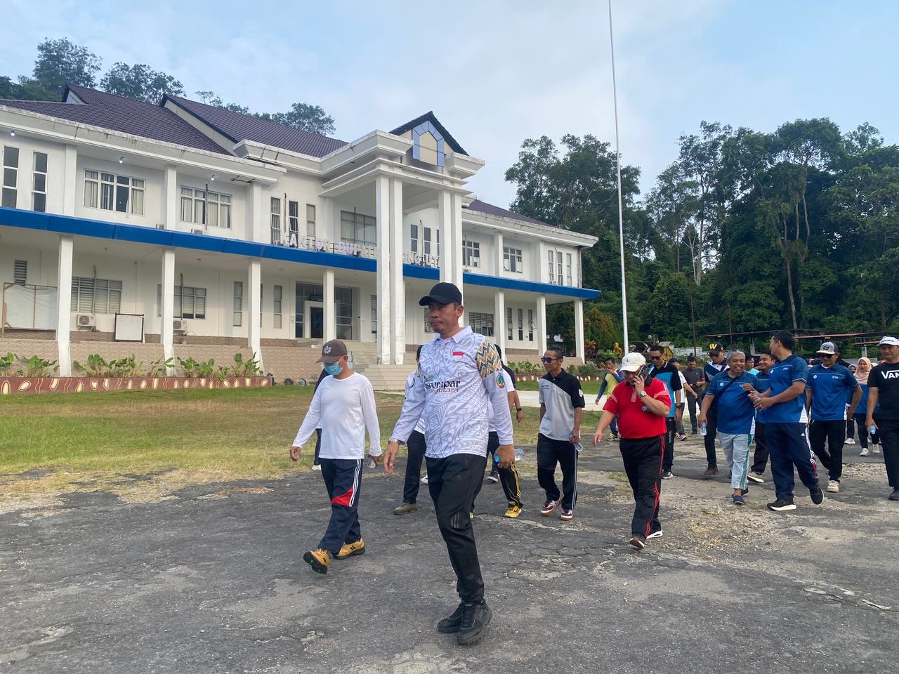 ASN : Jalan sehat bersama aparatur sipil negara (ASN) di lingkungan Sekretariat Daerah Kabupaten Kayong .