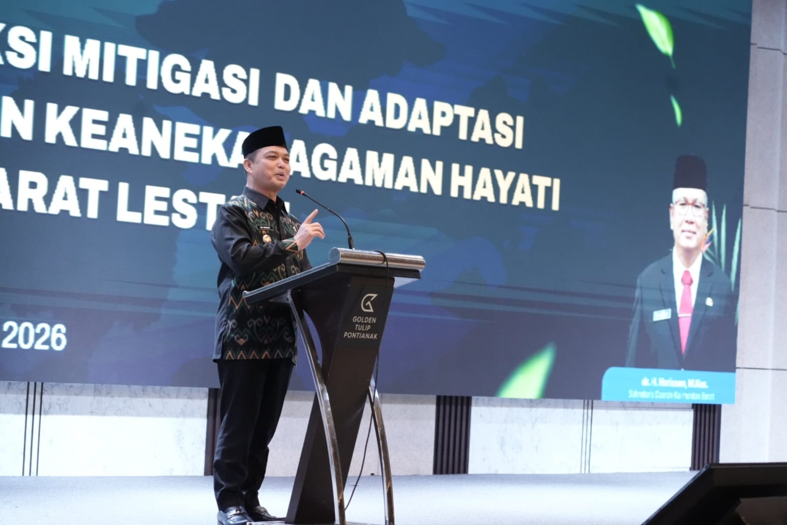 SAMBUTAN: Gubernur Kalbar, Ria Norsan saat menyampaikan sambutan di acara Kick-off Program RBP REDD+.