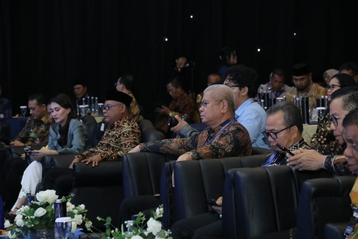 RAKORNAS: Sekda Kalbar Harisson saat menyimak diskusi dalam kegiatan Rakornas di Ternate.