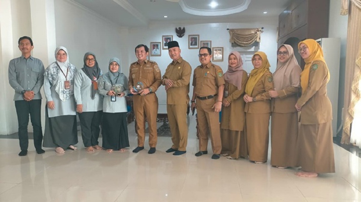 REVITALISASI: Wakil Wali Kota Singkawang, Muhammadin saat menerima kunjungan Balai Bahasa Kalbar terkait program revitalisasi bahasa daerah.