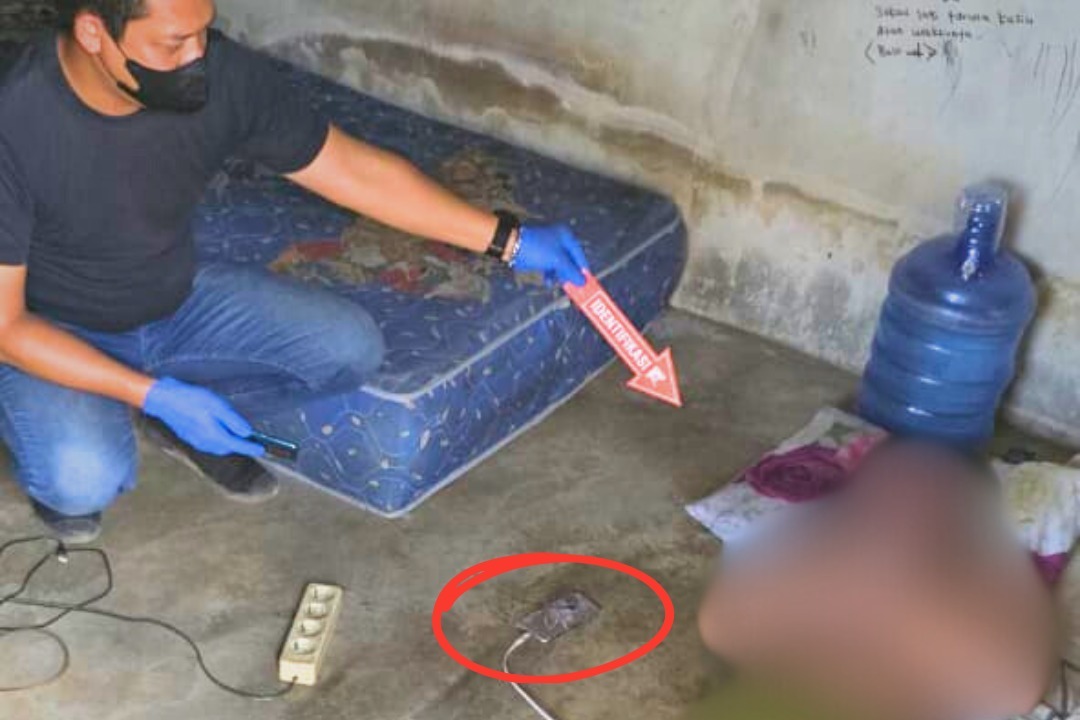 OLAH TKP: Petugas melakukan olah tempat kejadian perkara (TKP) dan identifikasi awal di kamar korban.