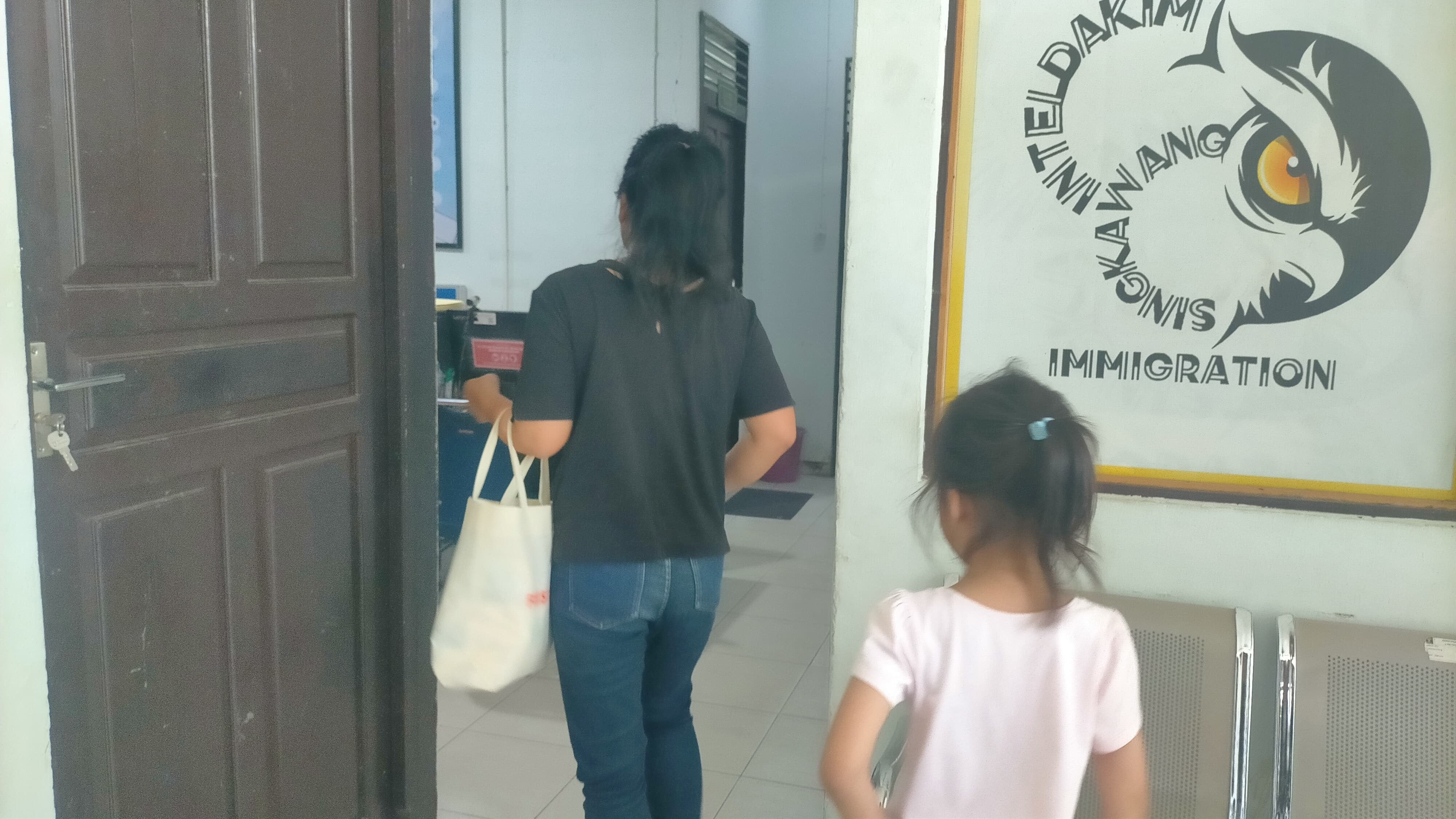 DIAMANKAN: Dua WNA yang diamankan petugas Imigrasi Singkawang, Kamis (29/1).