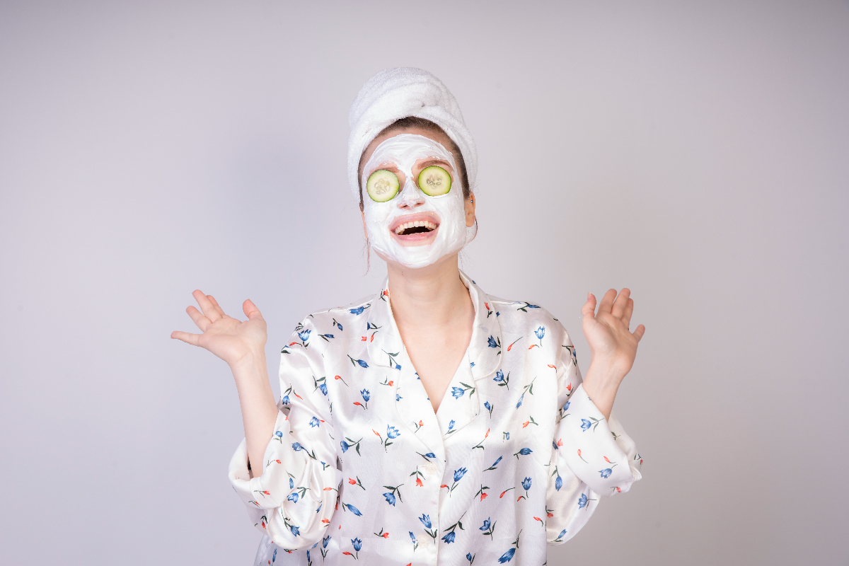 Ilustrasi memakai masker untuk kulit cerah dan glowing.