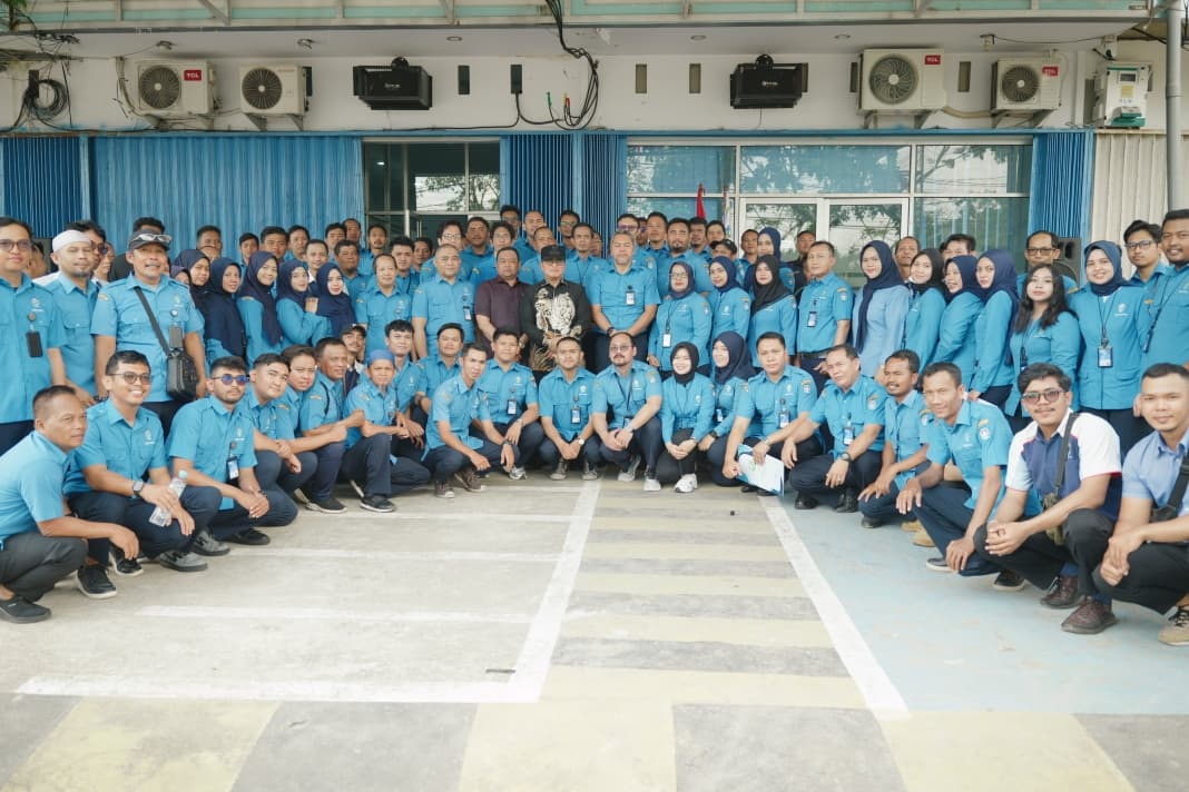 FOTO BERSAMA: Direktur dan para karyawan di Perumda Air Minum Tirta Raya berfoto bersama Bupati Kubu Raya, Sujiwo usai menjadi pembina apel pagi di lingkungan Perumda Air Minum Tirta Raya, (11/25).
