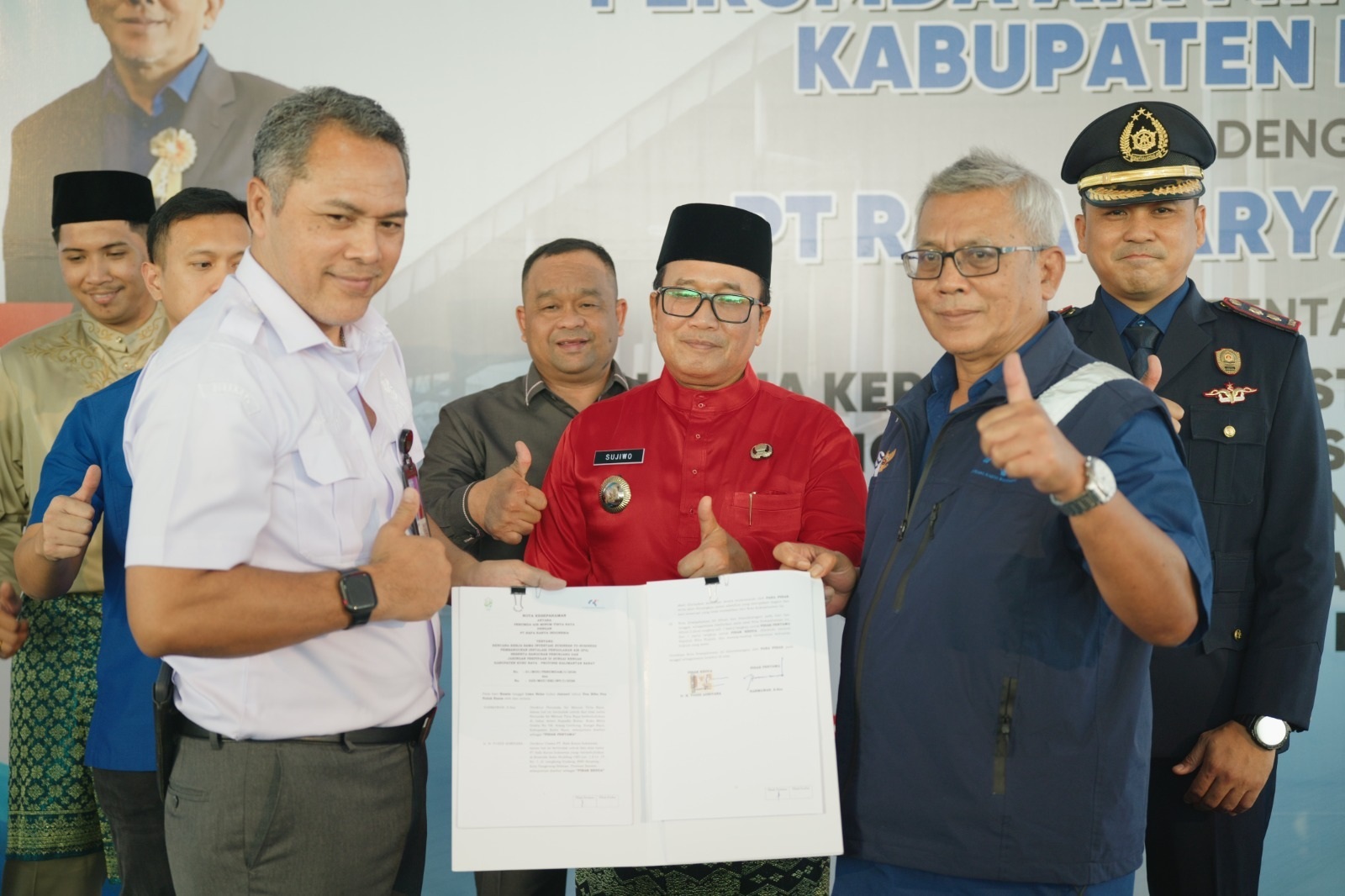 MOU: Direktur Perumda Air Minum Tirta Raya, Harmawan (kanan) dan Direktur Utama PT Rafa Karya Indonesia Yuddi Adriyana berfoto bersama usai menandatangani MoU kerja sama pembangunan IPA Sungai Rengas