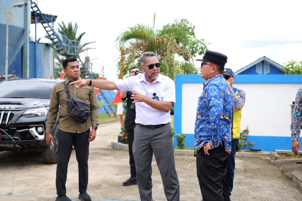 DISKUSI: Direktur Perumda Air Minum Tirta Raya, Harmawan berdiskusi bersama Bupati Kubu Raya, Sujiwo saat meninjau Instalasi Pengolahan Air (IPA) Sungai Ambawang.