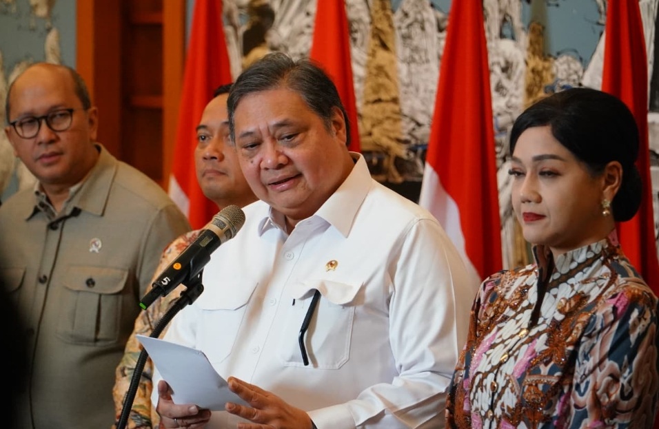 KETERANGAN PERS: Menteri Koordinator Bidang Perekonomian Airlangga Hartarto bersama Pejabat Sementara Ketua sekaligus Wakil Ketua Dewan Komisioner OJK Friderica Widyasari Dewi dalam keterangan pers di