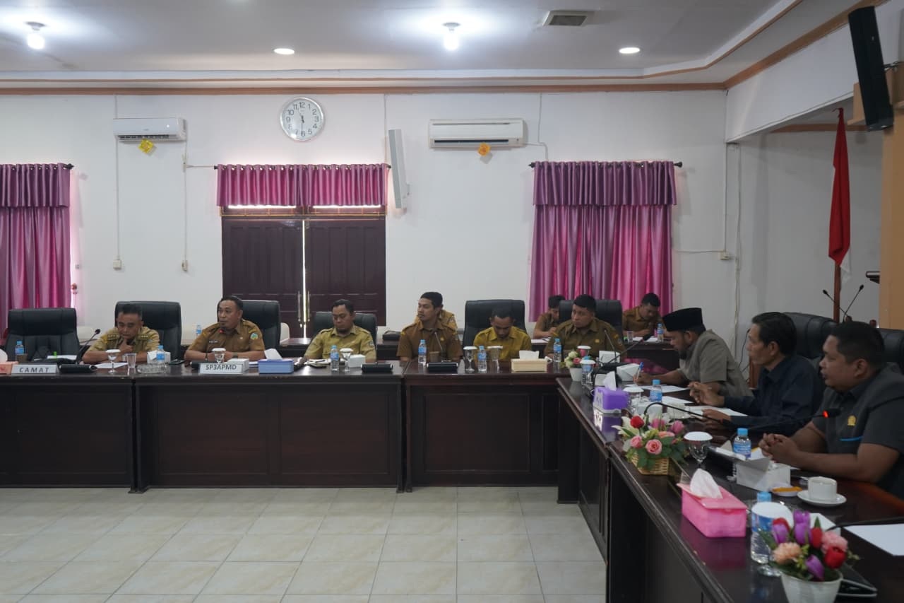 AUDIENSI: Komisi I DPRD Kabupaten Kayong Utara saat audiensi bersama masyarakat Desa Durian Sebatang, Kecamatan Seponti di Gedung Dewan.