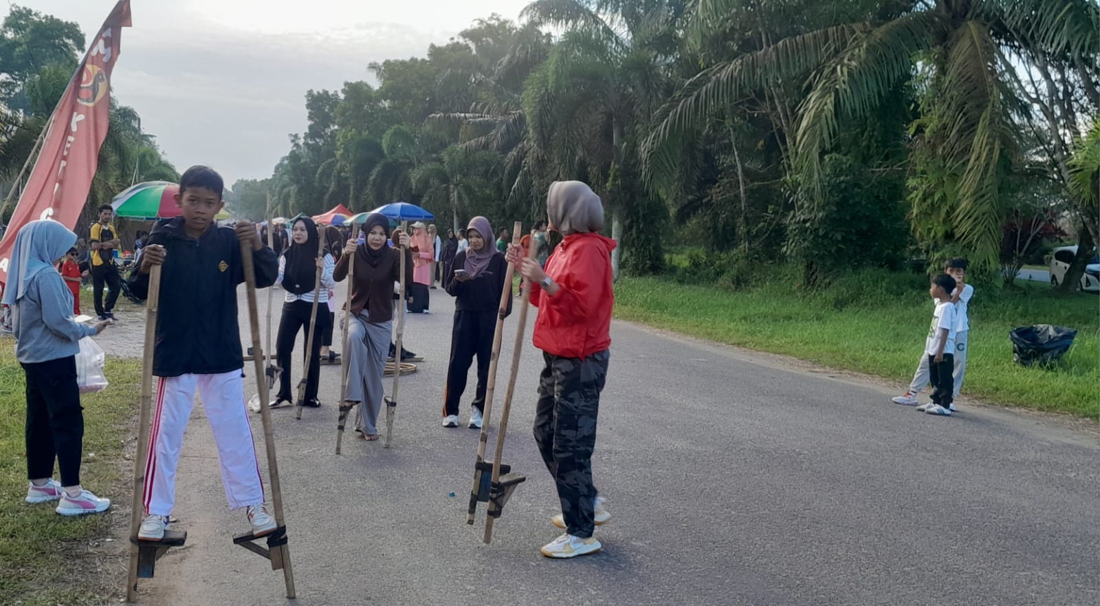 MAINAN TRADISIONAL: Sejumlah pengunjung CFD Sambas menjajal peralatan permainan tradisional.