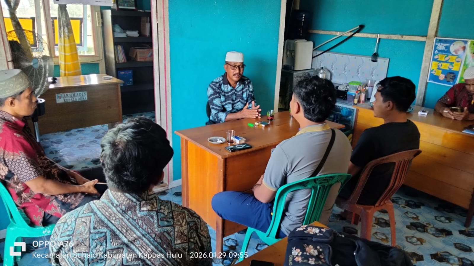 TETAP MELAYANI: Perangkat Desa Tanjung Intan saat ini melayani masyarakat di Posyandu sementara mengingat kantor desa sebelumnya sudah roboh.