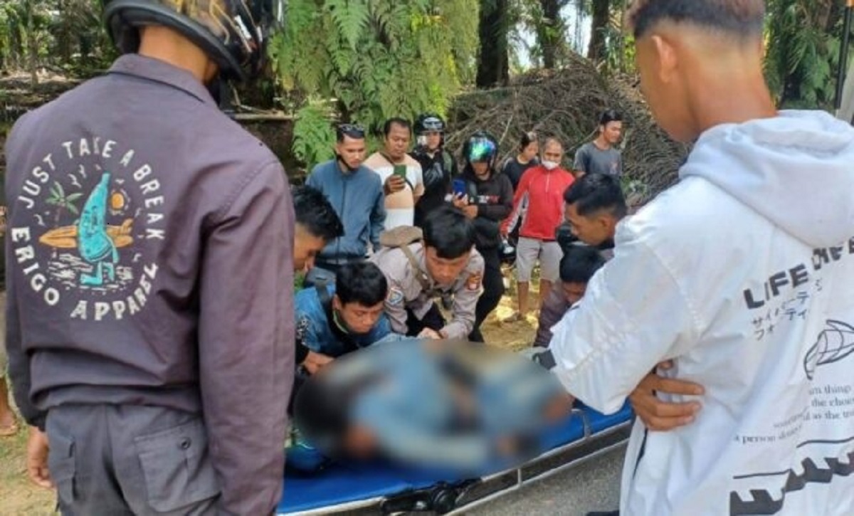 EVAKUASI: Petugas saat mengevakuasi korban kecelakaan maut di Jalan Raya Bodok-Sanggau.
