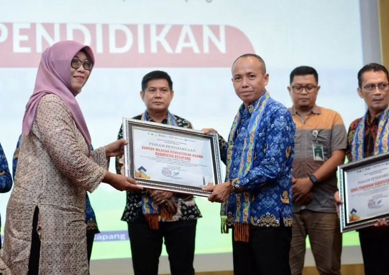 SERAHKAN SK: Sekda Ketapang, Repalianto, menyerahkan SK Master Trainer PAUD dan SD kepada guru, Jumat (30/1).