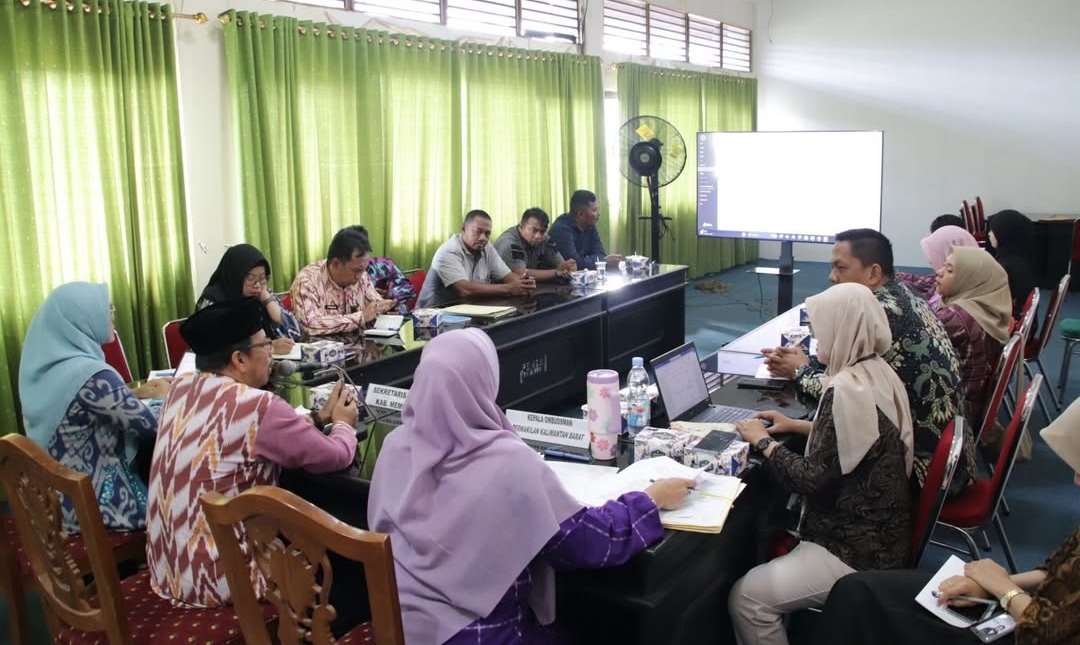 RAKOR: Sekda Ismail saat memimpin rakor penyelesaian laporan masyarakat.