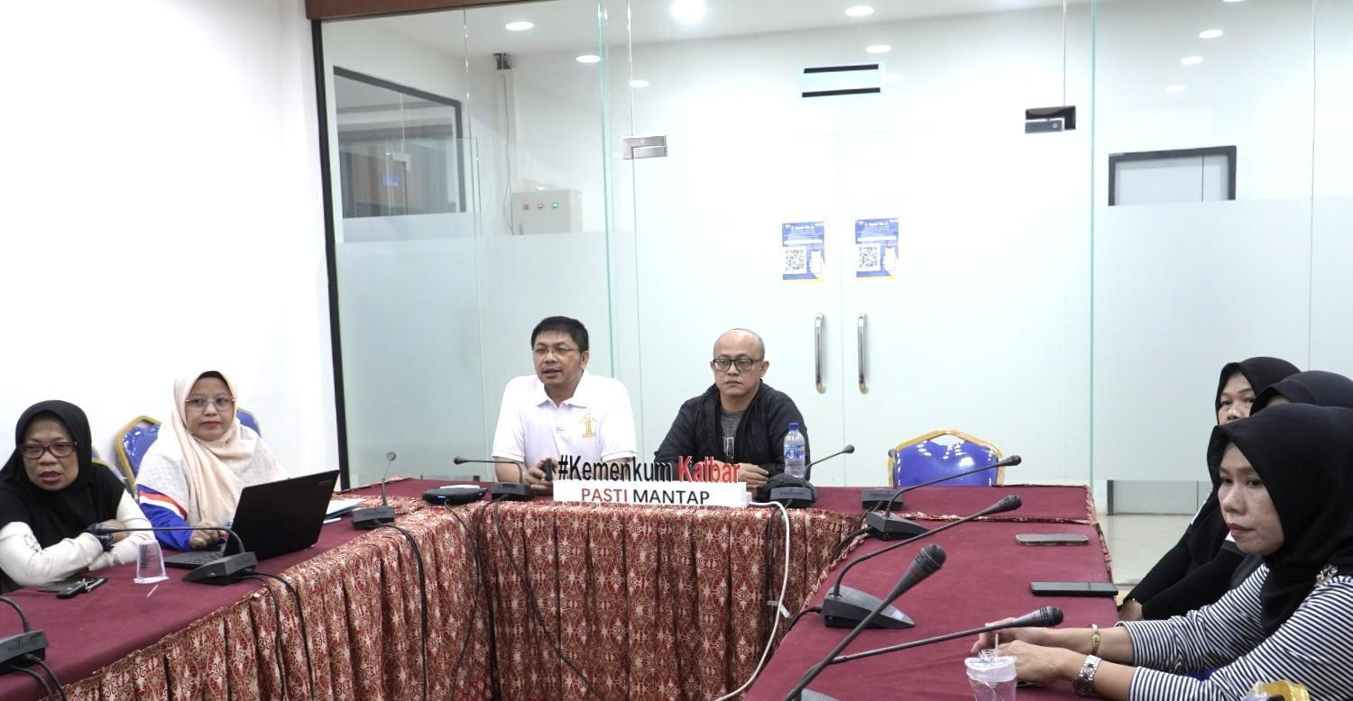 Kanwil Kemenkum Kalbar mengikuti sosialisasi transfer knowledge pembinaan anggota JDIHN pada Jumat (30/1).