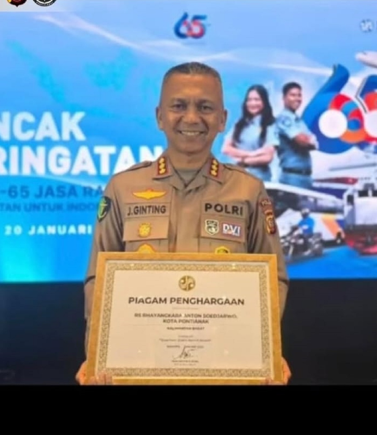 PENGHARGAAN: Josep Ginting saat menerima penghargaan dari Jasa Raharja.