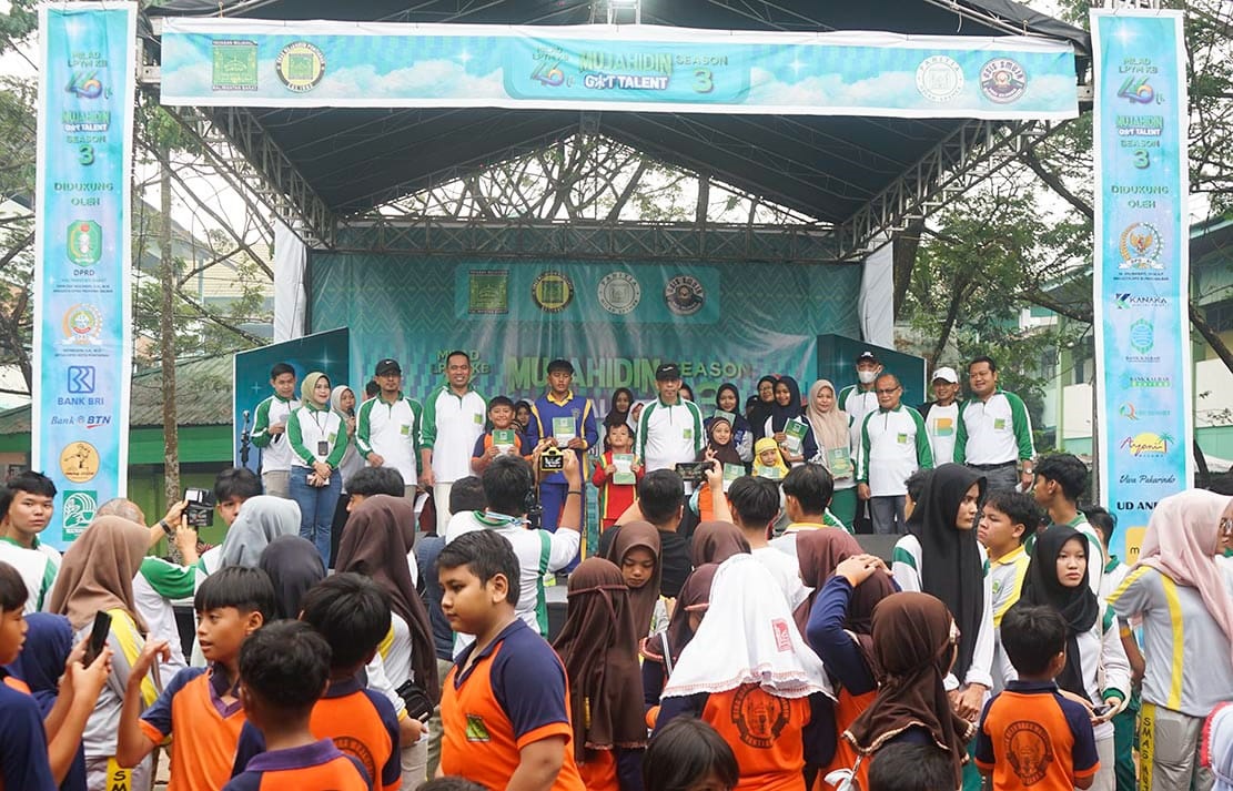 SEMARAK: Ribuan peserta jalan sehat memadati halaman lingkungan sekolah Mujahidin, Sabtu pagi. Sebelum jalan sehat, terlebih dulu diberikan penyerahan bantuan bagi murid berprestasi.