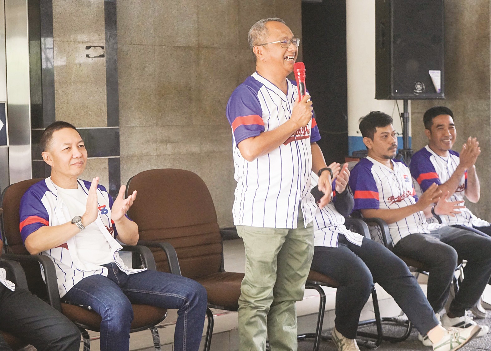 SAMBUTAN: Direktur Utama Pontianak Post Salman Busrah memberikan sambutan sekaligus motivasi kepada karyawan dalam perayaan HUT ke-53 Pontianak Post di Graha Pena Pontianak Post, Senin (2/2/2026).