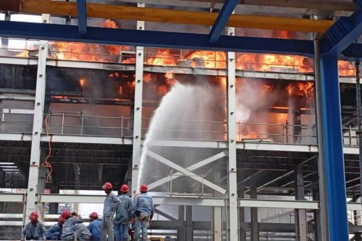 TERBAKAR: Api melahap sebagian kontruksi yang sedang dikerjakan di kawasan PT BAP, Pagar Mentimun, Minggu (1/2) sore.