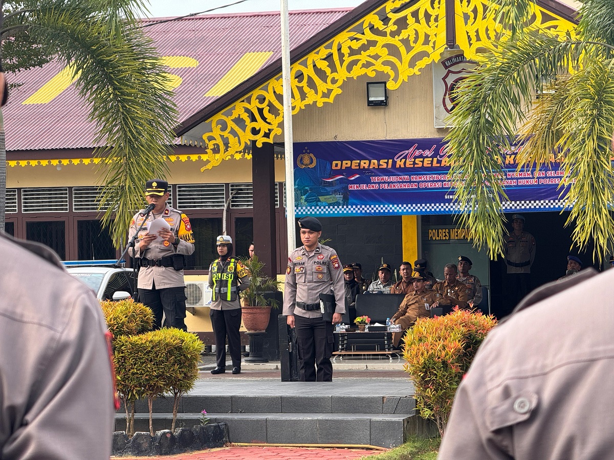 APEL: Polres Mempawah menggelar Apel Gelar Pasukan Operasi Keselamatan Kapuas 2026, Senin (2/2) di halaman Mapolres Mempawah.