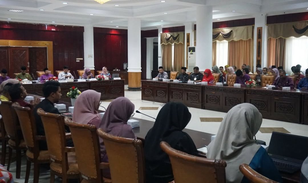 RAPAT: Sekda Ismail saat memimpin rapat internal di jajarannya.