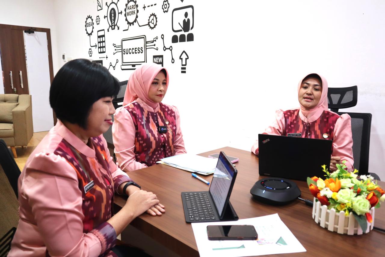 NARASUMBER : Ketua DWP Kalbar, Windy Prihastari menjadi narasumber dalam kegiatan Virtual Sharing with DWP Kalbar bertema Cerdas Mengelola Keuangan Keluarga dalam rangka peringatan HUT ke-69 Pemprov