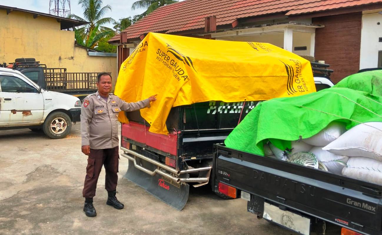DISTRIBUSI: Personel Polsek Mempawah Hulu menyalurkan hasil panen jagung petani ke Perum Bulog, Senin (2/2).