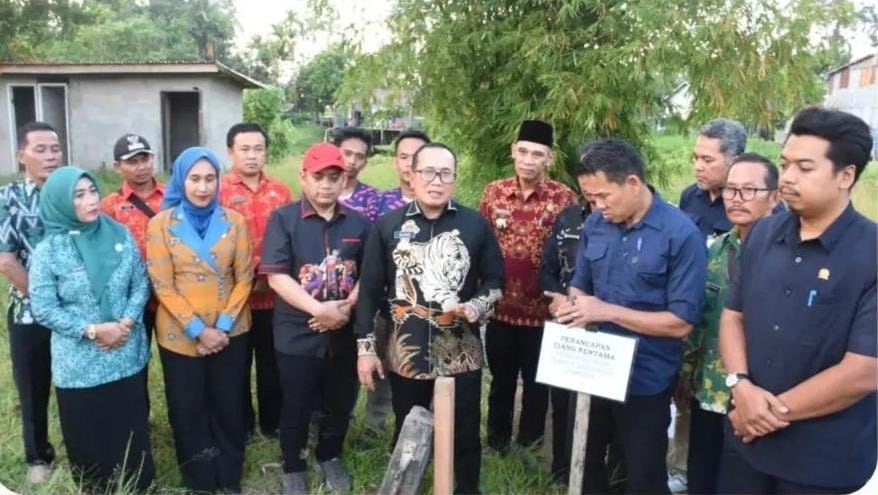 TIANG PERTAMA: Bupati Kubu Raya Sujiwo menancapkan tiang pertama pembangunan tribun Lapangan Sepak Bola Garuda di Kecamatan Rasau Jaya, Kamis (29/1), tanda dimulainya pembangunan kawasan olahraga