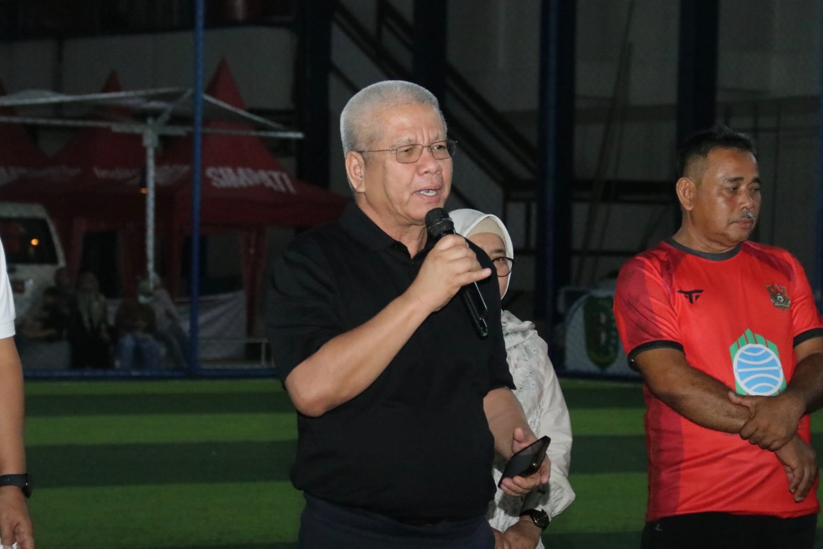 TUTUP TURNAMEN: Sekretaris Daerah Kalbar, Harisson saat menutup Turnamen Mini Soccer antar ASN provinsi serta kabupaten/kota se-Kalbar.