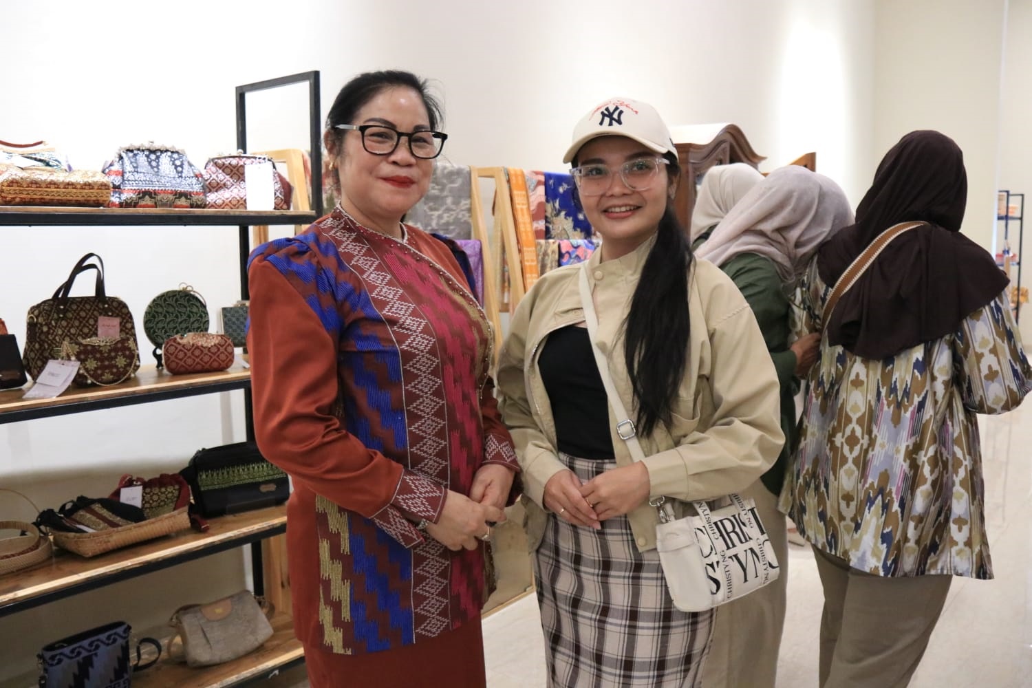SINERGI: Wakil Ketua Dekranasda Kalbar, Donata Dirasig Krisantus Kurniawan saat berfoto bersama dengan salah satu peserta dari anggota Persatuan Wanita Patra Tingkat Wilayah PT Pertamina Patra Niaga S