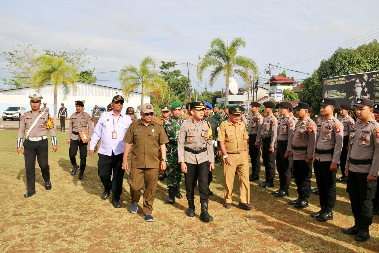 GELAR PASUKAN: Polres Singkawang menggelar Apel Gelar Pasukan Operasi Kepolisian Kewilayahan Keselamatan Kapuas 2026 pada Senin (2/2) pagi.