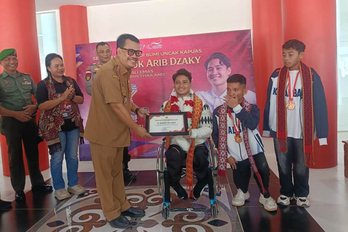 Ambrosius Sadau Sekda Kapuas Hulu saat memberikan penghargaan kepada tiga atlet berprestasi.