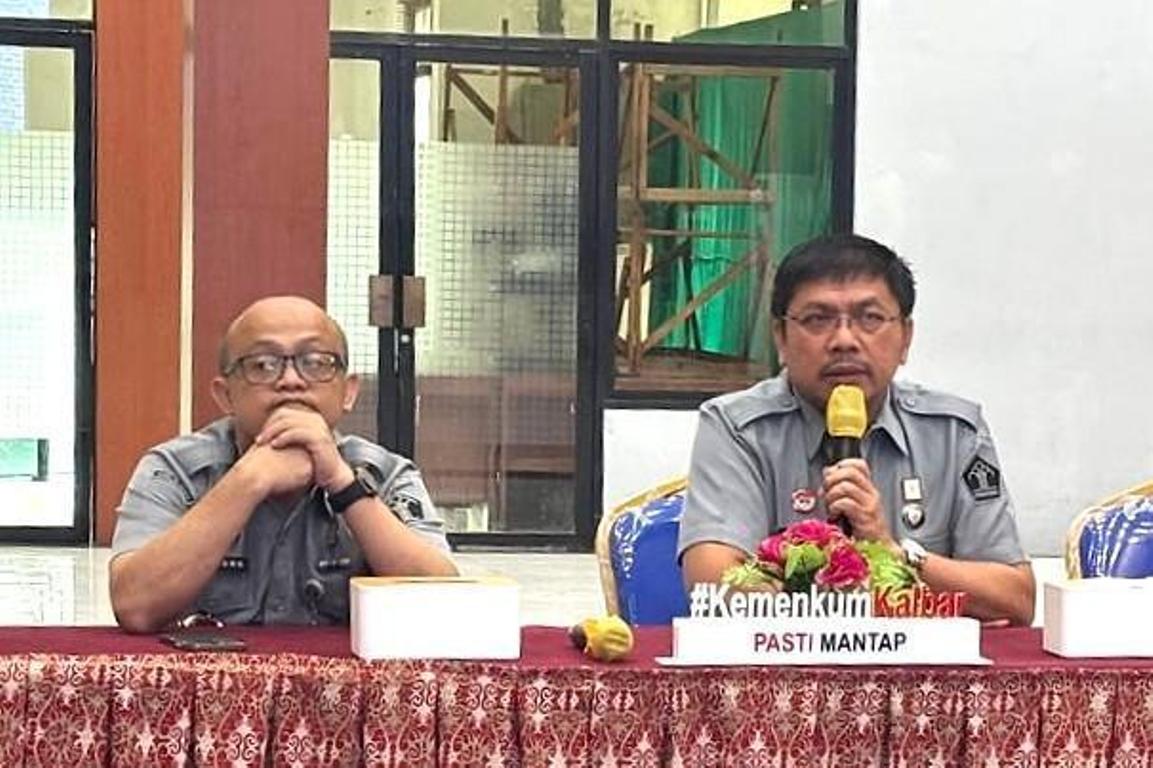 Kanwil Kemenkum Kalbar menggelar rapat persiapan analisis dan evaluasi hukum peraturan daerah 2026 pada Senin (2/2).