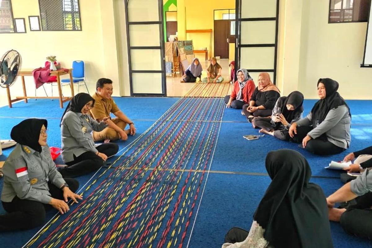 Kanwil Kemenkum kalbar menyambangi sentra IKM Tenun desa Sumber Harapan di kabupaten Sambas pada Senin (2/2).