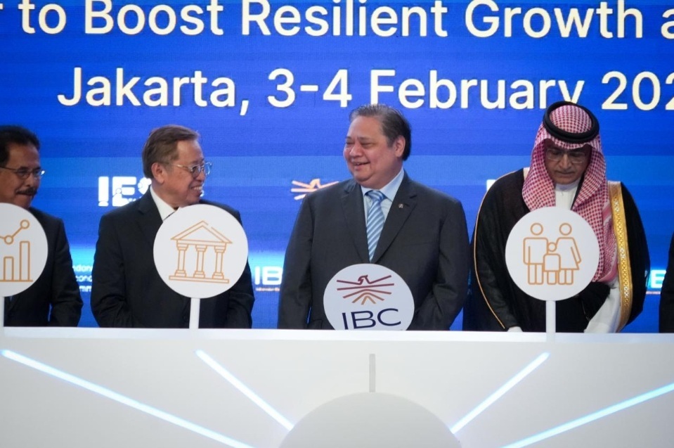 DIABADIKAN: Menteri Koordinator Bidang Perekonomian RI Airlangga Hartarto berfoto bersama para peserta Indonesia Economic Summit (IES) 2026 di Jakarta, Senin (3/2).