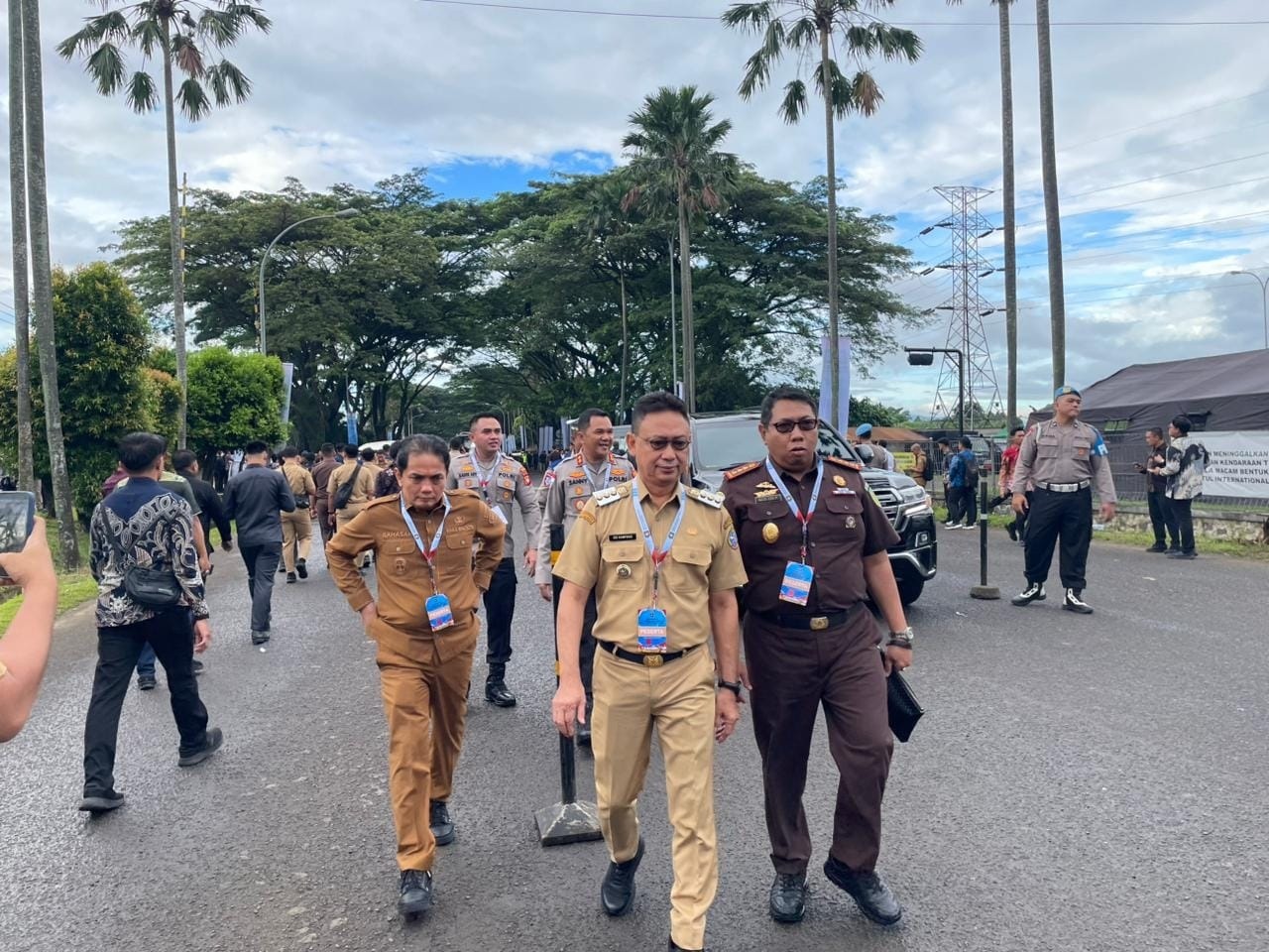 RAKORNAS: Wali Kota Pontianak Edi Rusdi Kamtono bersama Wakil Wali Kota Bahasan berjalan menuju lokasi Rapat Koordinasi Nasional 2026, siap mengikuti arahan Presiden untuk penguatan program strategis
