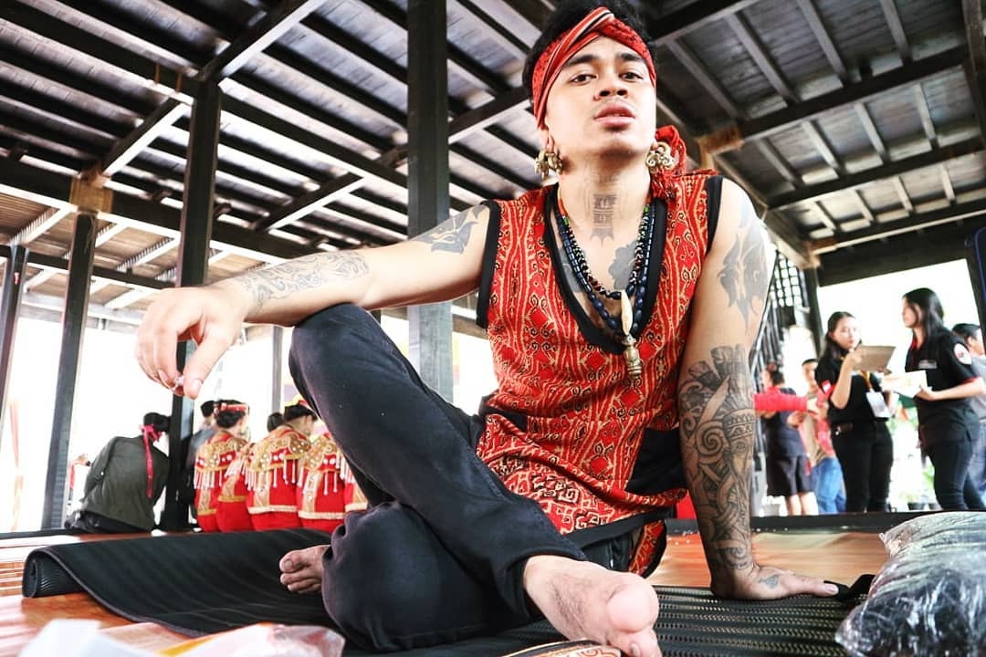 TATO : Atong Tatto salah satu seniman tato dari Kalimantan Barat yang juga menggunakan banyak tato di tubuhnya.