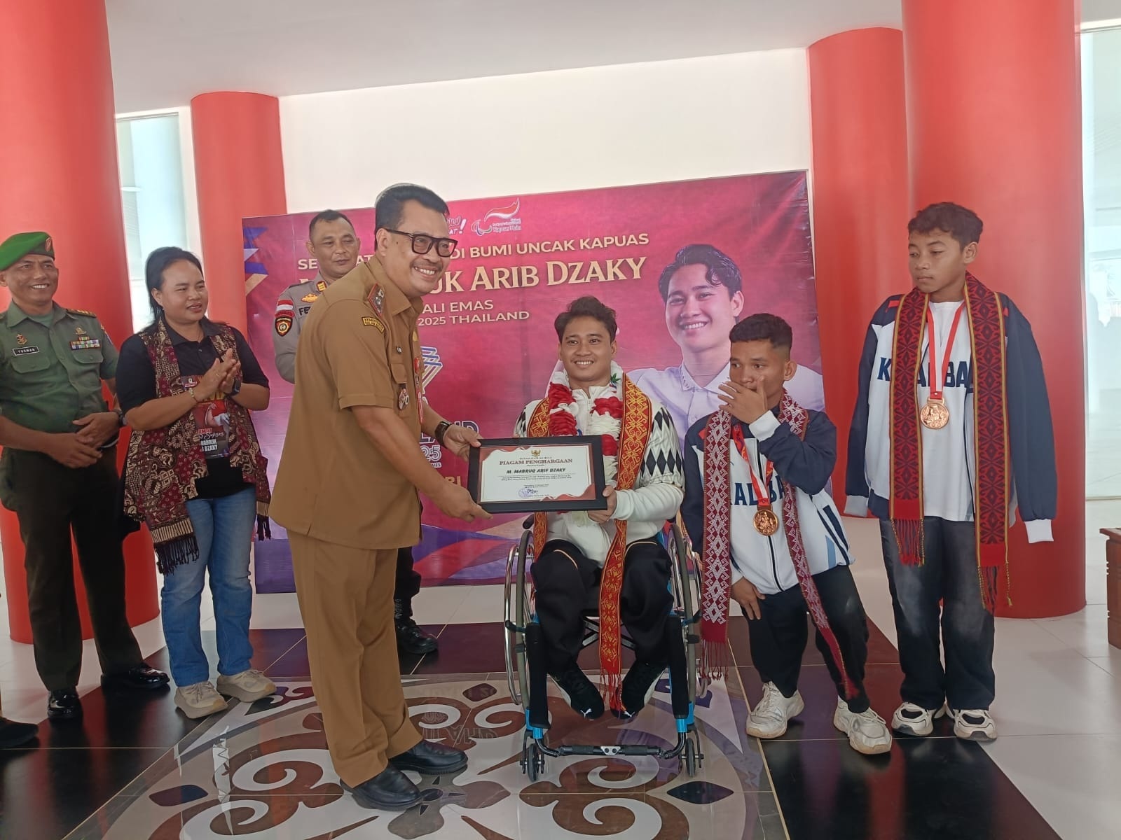 PRESTASI: Ambrosius Sadau, Sekda Kapuas Hulu, memberikan penghargaan kepada tiga atlet berprestasi, M. Mabruk Arib Dzaky, Agustinus Ingun, dan Fahmi, atas pencapaian mereka di ASEAN Para Games