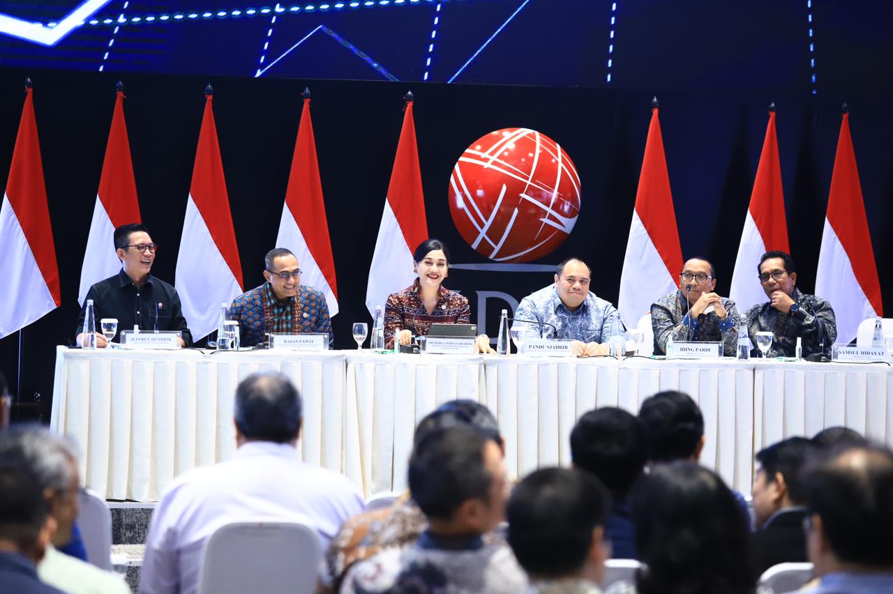 KOMPAK: Pejabat Sementara Ketua Dewan Komisioner OJK Friderica Widyasari Dewi (tengah) bersama pimpinan Bursa Efek Indonesia dan pemangku kepentingan pasar modal saat Dialog Pasar Modal di Main Hall B