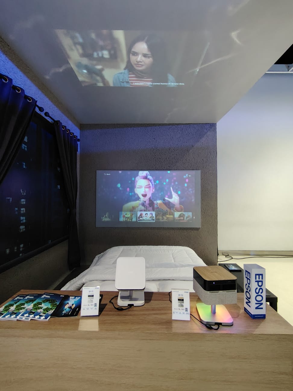 Proyeksi Epson Lifestudio memperlihatkan pengalaman hiburan multifungsi pada ruang tidur dengan desain elegan.