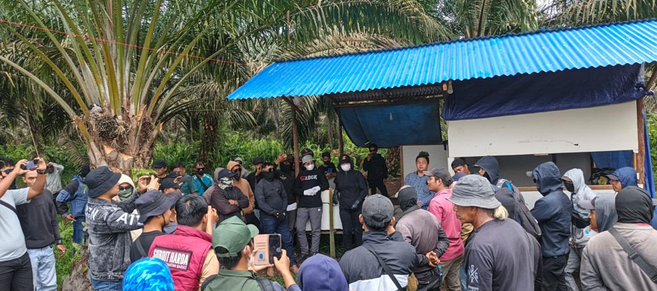 Kelompok massa berkumpul di lokasi lahan PT RJP, dalam rangka pembongkaran portal dan penanganan masalah terkait aktivitas ilegal.