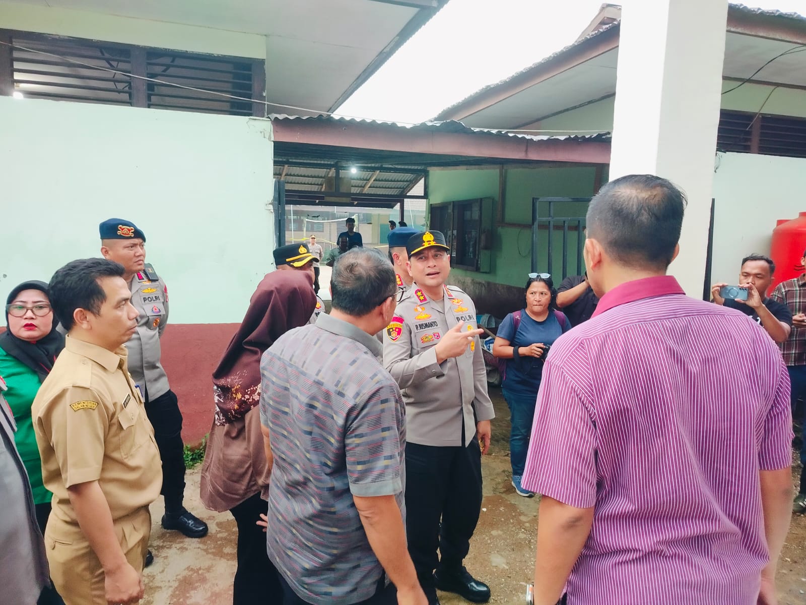 Kapolda Kalbar Irjen Pol Pipit Rismanto meninjau lokasi di SMPN 3 Sungai Raya, memastikan langkah penanganan kasus pelemparan bom molotov.