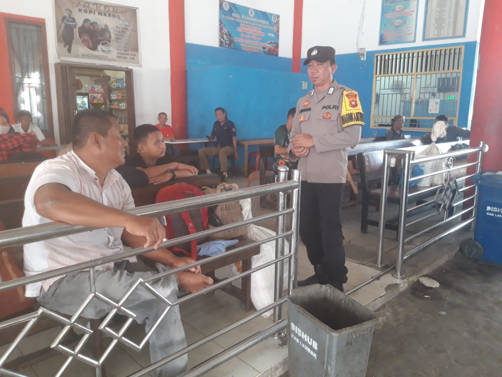 Personel Polsek Ngabang menyampaikan imbauan kamtibmas kepada warga saat patroli siang di area publik Kota Ngabang.