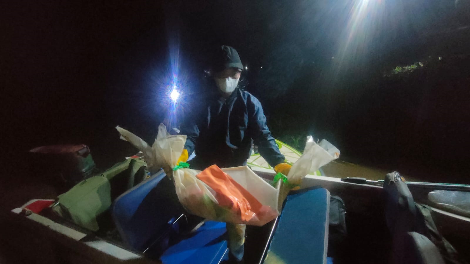 EVAKUASI: Petugas mengevakuasi jasad bayi laki-laki yang ditemukan mengapung di sungai.