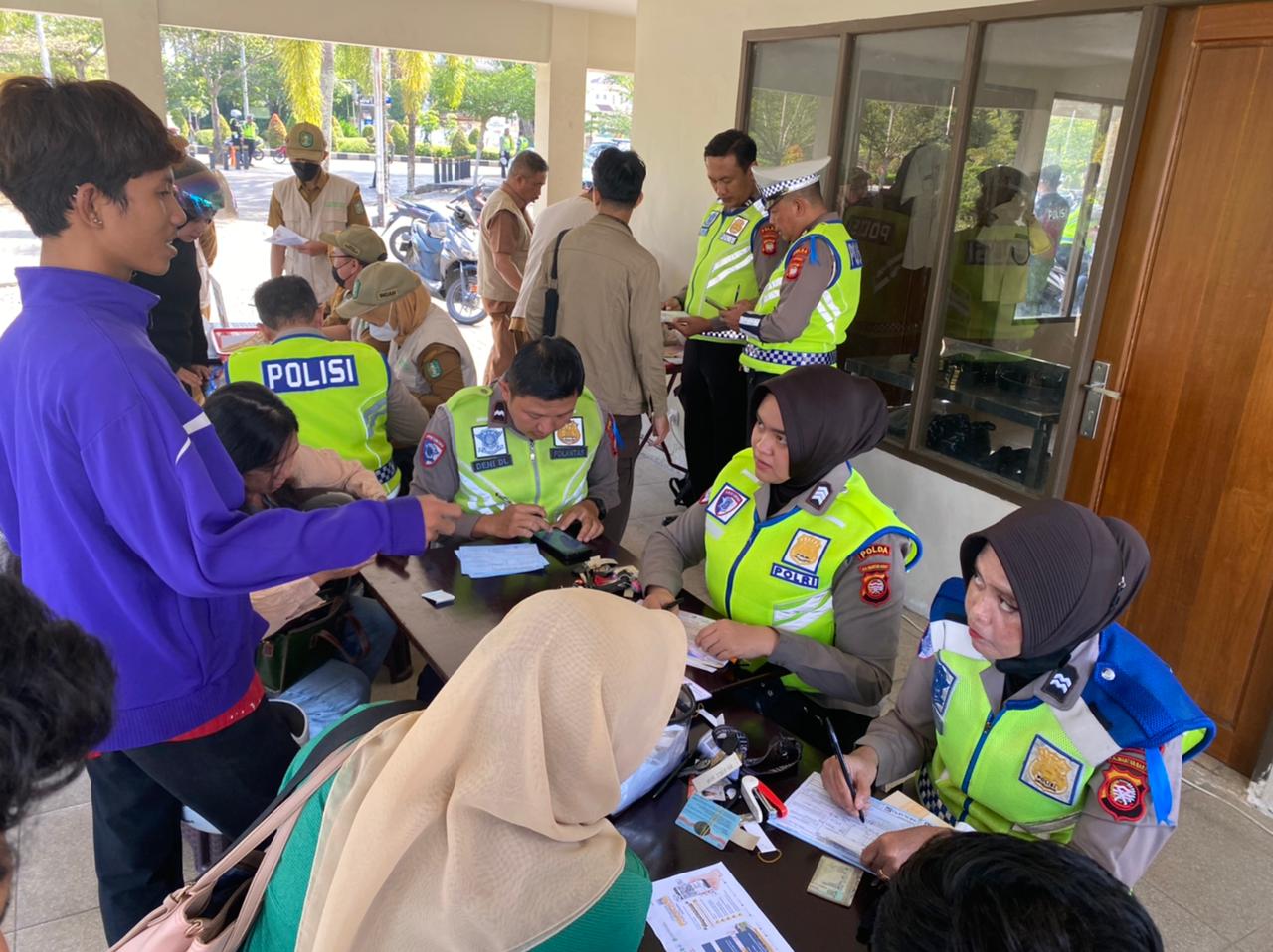 PERIKSA : Petugas Polda Kalbar memeriksa kelengkapan kendaraan pengendara saat Operasi Keselamatan Kapuas 2026 di Jalan A. Yani, depan Museum Kalbar, Selasa (3/2)