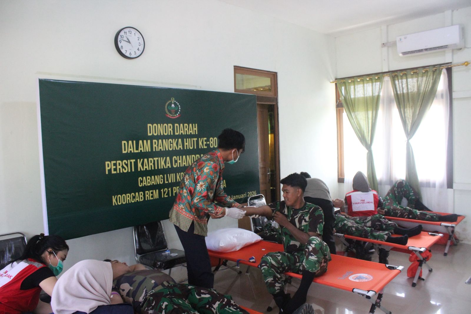 AKSI: Persit KCK Cabang LVII Kodim 1210/Landak menggelar donor darah bekerja sama dengan PMI Kabupaten Landak pada Kamis (29/1).
