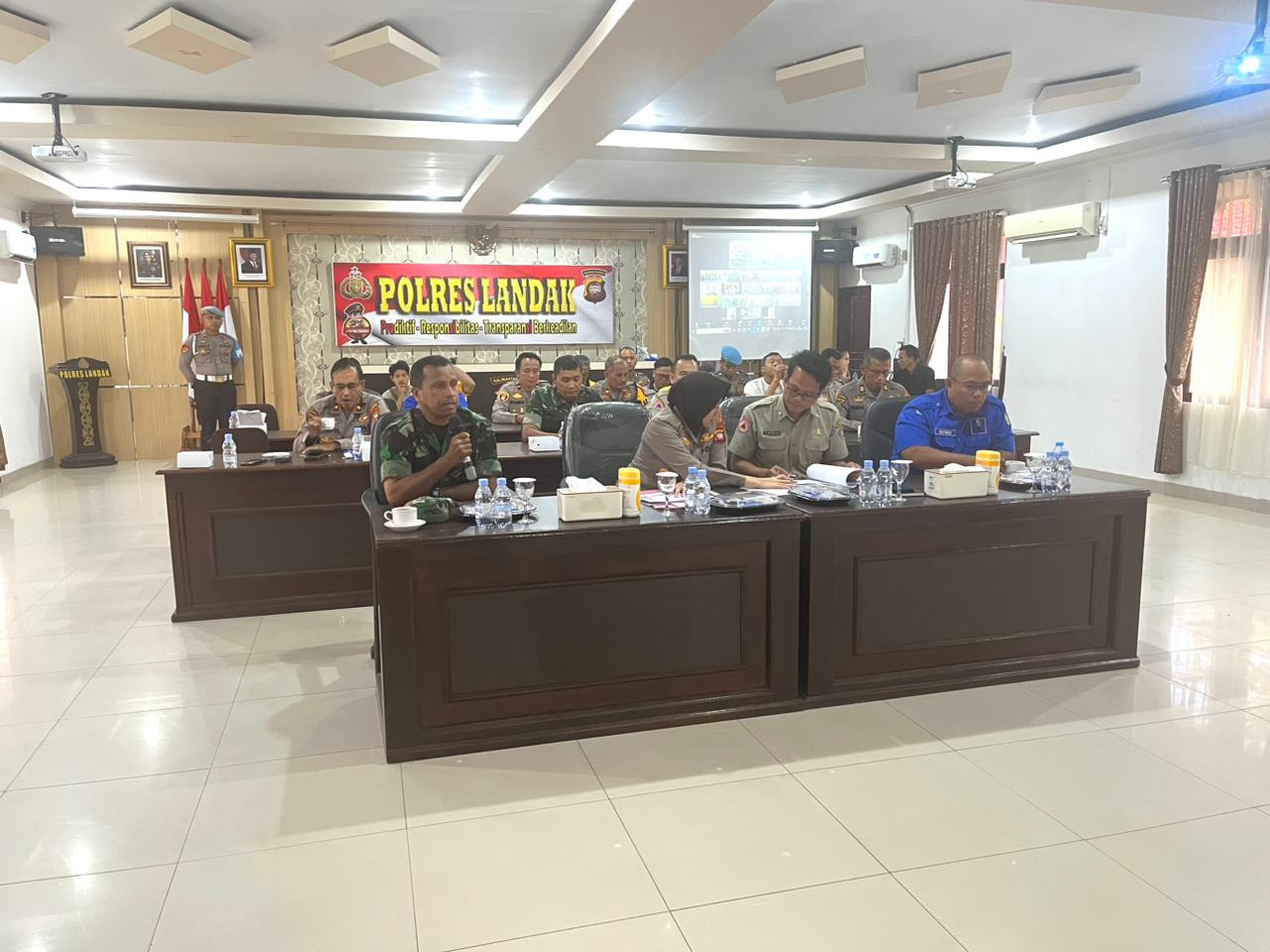 ANTISIPASI: Forkopimda Kabupaten Landak menggelar rapat koordinasi menghadapi Karhutla di Mapolres Landak pada Jumat (30/1).